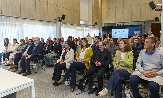 PRESENTES EN LA PRESENTACIÓN DE LAS BECAS INICIAR