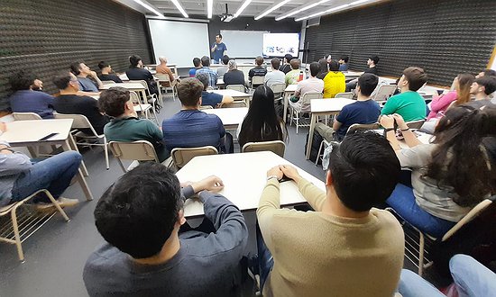CHARLA SOBRE DINÁMICA EN LA CONVERSIÓN DE ENERGÍA DE LAS OLAS Y LA ROBÓTICA