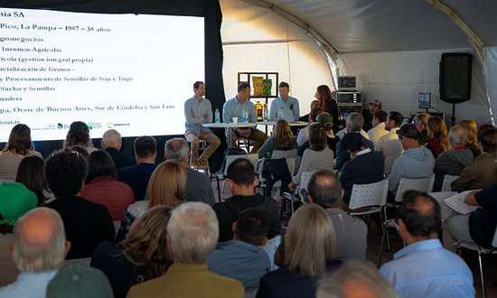 PARTICIPACIÓN DE AUTORIDADES DE LA FACULTAD EN JORNADA SOBRE AGRICULTURA SUSTENTABLE EN LA PAMPA